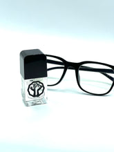 Load image into Gallery viewer, Quick-drying clear top coat in glass bottle